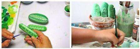 أضف أحجارًا صغيرة إلى قاع الإناء. ثم قم بتعبئته بالرمل ، قم بتثبيت