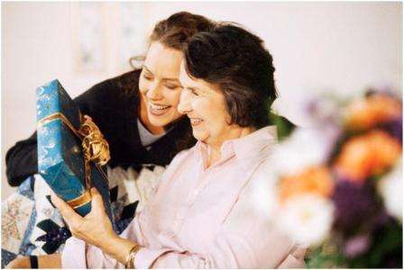 الحرف اليدوية لعيد الأم بأيديهم ، الصورة الحرف اليدوية كهدية لأمي في عيد الأم