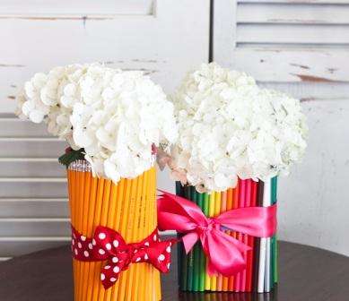 Samankokoiset lyijykynät tekevät kauniista lasinalusista ja maljakoista.