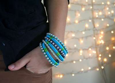 DIY smykker. I dag kan du finde mange workshops om, hvordan man laver smykker med egne hænder. Prøv, og du laver perler eller øreringe til mor.