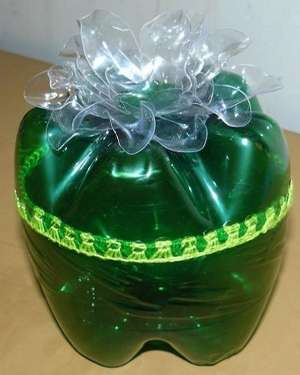 Æske lavet af plastflasker. Du har helt sikkert et par unødvendige plastflasker derhjemme. Skynd dig ikke at smide dem væk, for i dag har nålekvinder fundet en god måde at bruge dette materiale på. Prøv at lave en kasse af flasker og giv den til din mor.