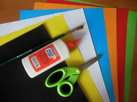 Postkort til mor læres at gøre selv i børnehaver. Dette kræver farvet papir, PVA -lim og saks. Et sådant postkort kan laves af børn i førskole- og skolealder.