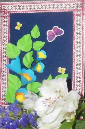 Tag et stykke farvet pap, fold det på midten og begynd at dekorere kortet. Du kan stikke en fletning omkring omkredsen og i midten lægge en sammensætning af dine blomster og blade ud. Glem ikke at underskrive postkortet, for venlige ord vil være den bedste dekoration til en gave.