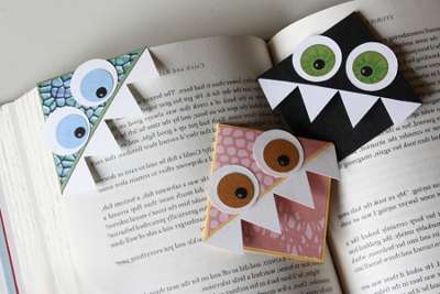 Fane til bøger. Det er muligt, at din mor har en yndlingsbog, som hun læser af og til. Lav så sådan et originalt bogmærke til hende. Glem ikke at skrive under, så mor, når du læser, skal du huske om dig.