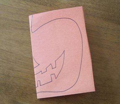 Halloween käsitöitä värillisestä paperista DIY -paperiaskartelua Halloweenille