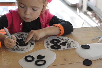 Halloween käsitöitä värillisestä paperista halloween -askartelua lasten kanssa