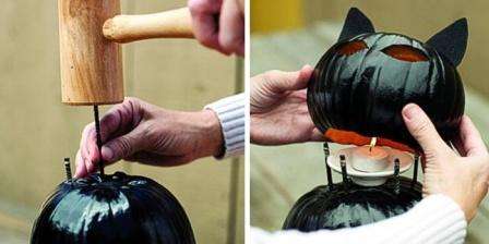 Ζωγραφίζουμε όλες τις κολοκύθες. Πρέπει να βάψουμε όλες τις κολοκύθες μας μαύρες. Πριν βάψετε το κεφάλι μιας γάτας, είναι κουραστικό να βάζετε εφημερίδες εκεί, έτσι ώστε το χρώμα να μην μπαίνει μέσα στην κολοκύθα μέσα από τις περικοπές. Βάζοντας όλα τα κομμάτια της γάτας μαζί. Αφού στεγνώσει το χρώμα, μπορείτε να ξεκινήσετε τη συναρμολόγηση. Εάν τα εξαρτήματα δεν θέλουν να συνδέονται μεταξύ τους κανονικά, αξίζει να καταφύγετε σε ανθοφόρο σύρμα.