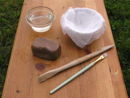 Saven mallinnus aloittelijoille on melko yksinkertaista, jos valitset pohjalle muotin. Muotti on peitetty kankaalla, jolle savi asetetaan. Tämän seurauksena, kun muoto oli käännetty, luku kaatui