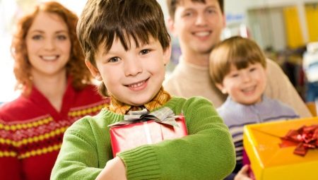 Säännöt poikien lahjan valitsemiseksi Isänmaan puolustajan päiväksi edullisia lahjoja pojille 23. helmikuuta