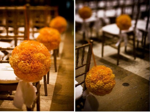 Tee eri kokoisia paperisia pompomeja ja koristele juhlasali niillä