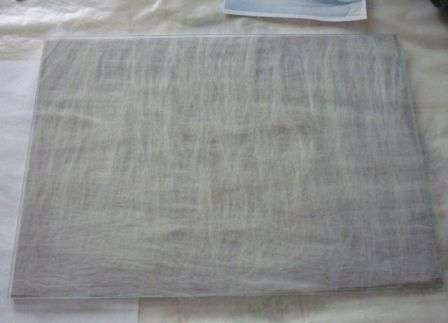 valittu kangas. Tämä kangas on välttämätön, jotta villa pysyy hyvin. Nyt sinun on otettava värjäämätön villa ja levitettävä se tasaisella kerroksella kehyksen päälle.