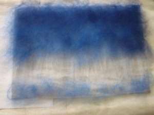 Käytä maalauksen taustana sinistä ja vaaleansinistä villaa yhdistämällä kynitystekniikat. Nyt sinun on tehtävä