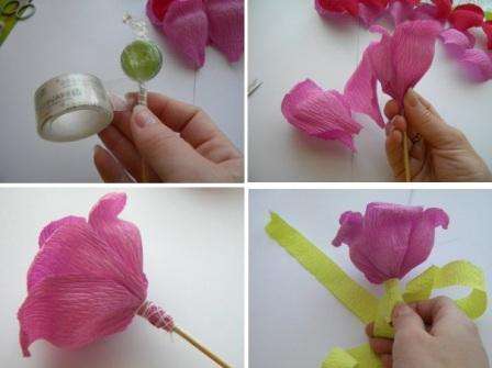 Suorista jokainen terälehti hieman venyttämällä paperia. Sitten sinun on annettava terälehdille hieman kaareva muoto, jotta voit tehdä tämän vain kelaamalla ne kahvaan, hammastikkuun tai puiseen vartaaseen.