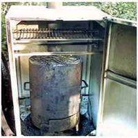 En glimrende mulighed for et røgeri til en sommerbolig er en, der er lavet af køleskabet.