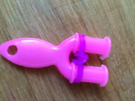 Laita sitten vain yksi kuminauha rintareppu. Toista edellinen vaihe eli poista alempi kuminauha uudelleen koukulla ja taita se ylempien päälle. NS