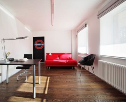 Et værelse med et stort område med vinduesåbninger