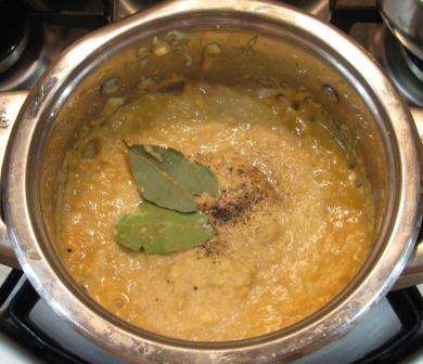 Jos haluat säilyttää squash -kaviaarin talveksi, ota pois laakerinlehti. Sinun on täytettävä kaviaari steriloiduissa purkkeissa, jotka on suljettu rautakannet.