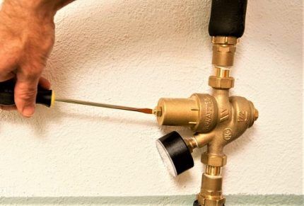 Nastavenie reduktora tlaku pomocou skrutkovača Nastavenie reduktora tlaku pomocou skrutkovača