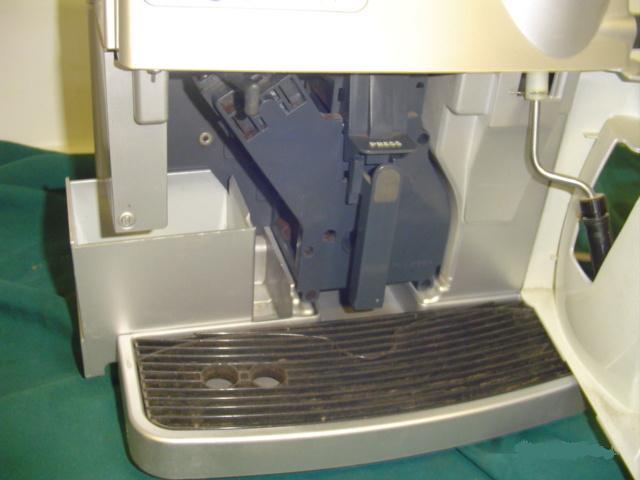 الباب الأمامي لماكينة صنع القهوة Saeco Viena غير مغلق