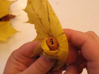 Tee-se-itse-vaahteranlehti ruusuja askel askeleelta valokuvalla aloittelijoille