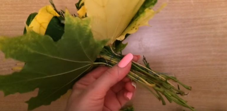 Kiinnitä lehtien jalat langalla