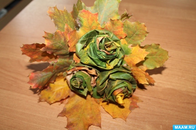 Tee-se-itse-vaahteranlehti ruusuja askel askeleelta valokuvalla aloittelijoille