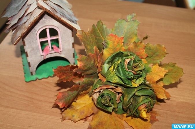 Tee-se-itse-vaahteranlehti ruusuja askel askeleelta valokuvalla aloittelijoille