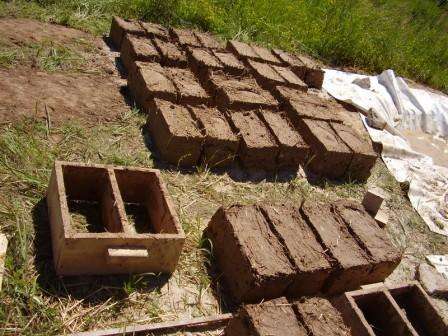 DIY adobe -tiili Kuinka tehdä adobe- tai savitiilejä. Valokuva ja video