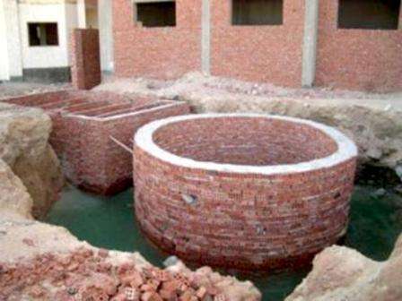 عند مقارنة الخرسانة المتجانسة والطوب ، فإن هذا الأخير يفوز بالتأكيد. تكون عملية بناء خزان للصرف الصحي من الطوب أسرع وأسهل بكثير ، بينما تستغرق تقنية البناء من الخرسانة الكثير من الوقت والجهد.