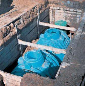 يمكن تسمية الوحدة البلاستيكية بخزان للصرف الصحي جاهز تقريبًا - ما عليك سوى تثبيته بشكل صحيح. يتميز نظام الصرف الصحي البلاستيكي بموثوقيته وعمره التشغيلي الطويل. عيب البلاستيك هو أن جدرانه في بعض الأحيان لا تتحمل ضغط التربة المرتفع. في بعض الأحيان ، تخضع جدران خزان الصرف الصحي للاهتزازات. يحدث هذا في حالة تركيب خزان بلاستيكي في مكان تواجد المياه الجوفية.