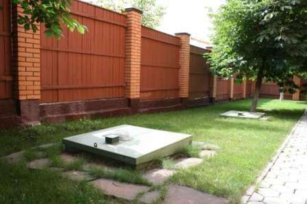 Inden du køber en septiktank, er det værd at lære om, hvordan denne installation fungerer og fungerer. I udseende er denne enhed en forseglet beholder, der er opdelt i sektioner. Det er forbundet med kloaksystemet.