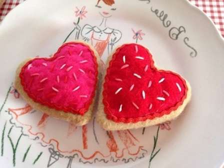 Για να ράψετε πρωτότυπες καρδιές, θα χρειαστείτε λεπτή τσόχα, συνθετικό χειμωνιάτικο και νήματα. Πάρτε το πρότυπο καρδιάς και μεταφέρετέ το στο ύφασμα. Φτιάξτε καρδιές διαφορετικών μεγεθών και χρωμάτων, ανάλογα με τον σκοπό τους. Οι ογκομετρικές καρδιές θα φαίνονται όμορφες αντί για μπρελόκ.