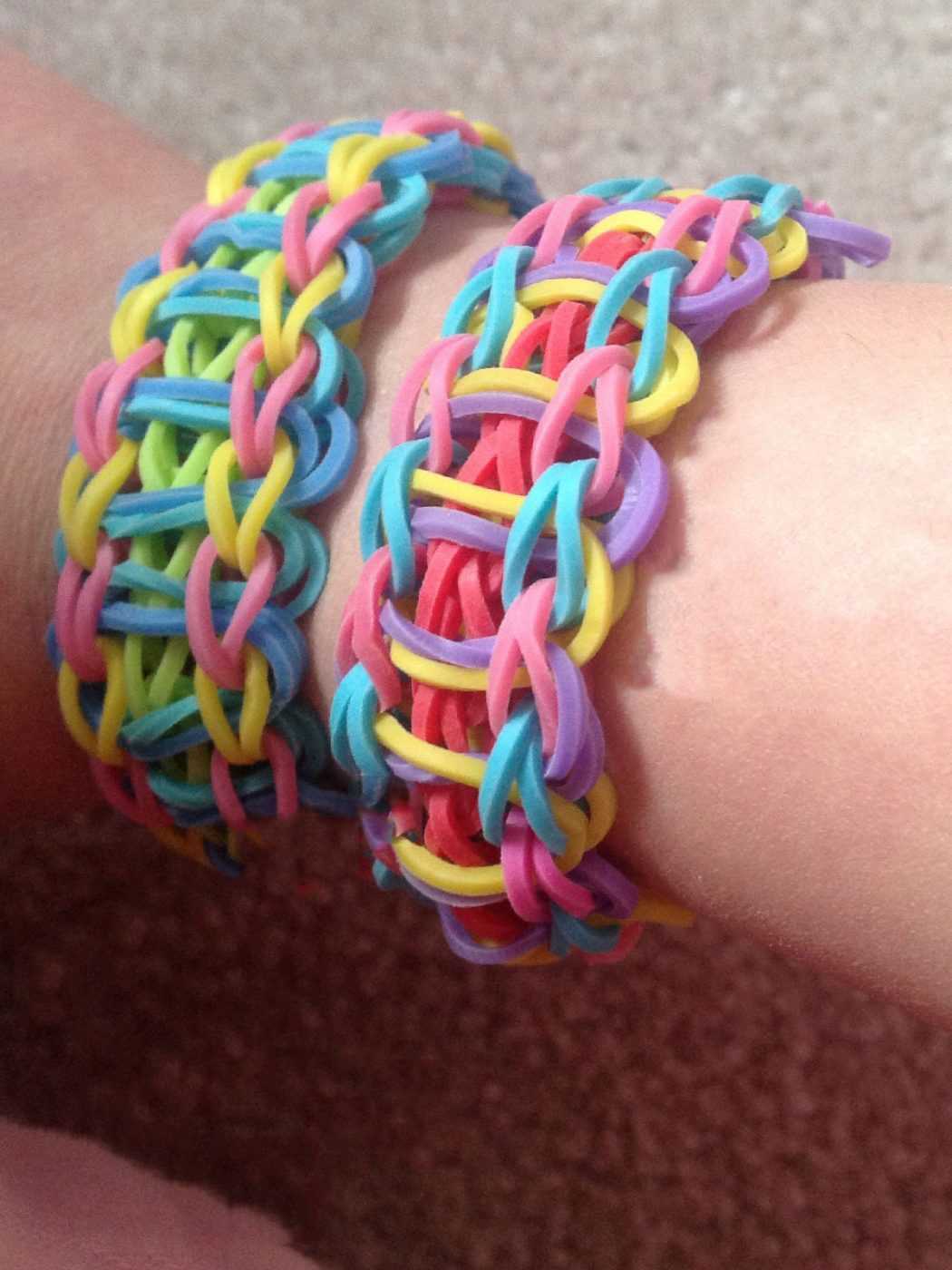 Μοτίβα για την ύφανση βραχιόλια από ελαστικές ταινίες-πώς και τι να πλέξετε, βήμα προς βήμα αλγόριθμοι για την κατασκευή βραχιόλια από λαστιχάκια