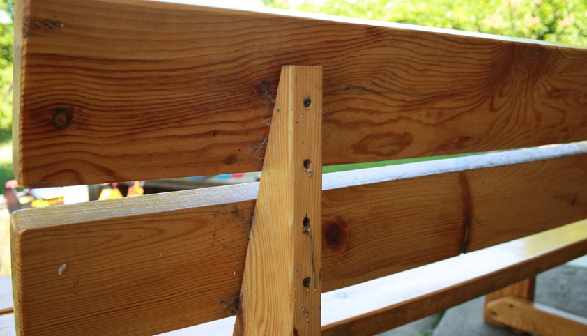 Itsekierteittäviä ruuveja käytetään istuimen ja selkänojan kiinnittämiseen penkkiin.