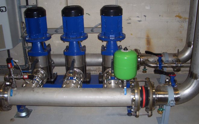 En pumpestation installeret i en lejlighedsbygning skal levere det korrekte tryk på bygningens fjerneste sted