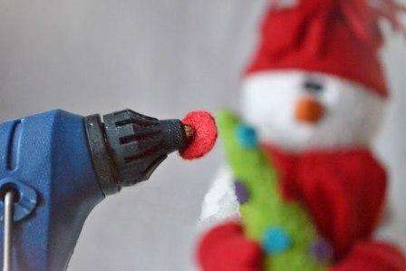 Tätä varten sinun tarvitsee vain leikata ympyrät kirkkaista kangaspalasista ja liimata ne joulukuuseen.