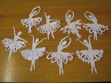 Απομένει μόνο να κάνετε μια τρύπα με βελόνα και κλωστή στο πάνω μέρος του κεφαλιού της μπαλαρίνας και να περάσετε το νήμα,