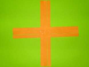 Rakenteen lujuuden lisäämiseksi kiinnitä paperinauhat risteyksissä liimalla