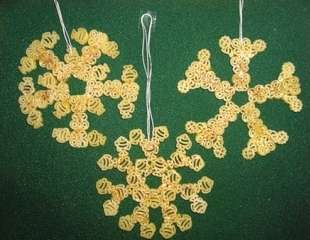 Jos aiot maalata lumihiutaleet maalilla ilman suihketta, kannattaa valita pitkät harjakset.