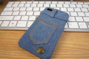 Tarvitsetko uuden tabletin tai kotelon? Ompele se vanhoista farkkuista mallisi mukaan. Riittää mitata laitteen leveys ja korkeus, lisätä 1 cm saumoihin ja ommella.