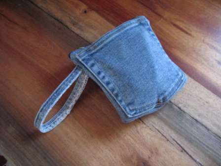 Alkuperäiset puhelinkotelot on hankittu denimitaskuista. Sinun ei tarvitse keksiä täällä mitään, leikkaa vain varovasti taskut, ompele sama kangaskappale taakse ja selvitä sitten, kuinka tehdä kahva.