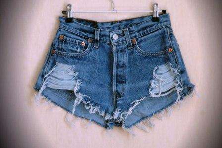 Jotkut muotimiehet yksinkertaisesti reunustavat reunoja lisätäkseen tyylikkään ulkoasun vaatteisiinsa, toiset yrittävät leikata reikiä ja jäljitellä naarmuvaikutuksia.