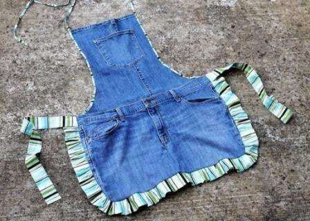 Esiliina askareisiin on toinen idea ommella vanhoista farkkuista. Taskut eivät ainoastaan koristele esiliinaa, vaan niistä tulee myös kätevä paikka pyykkipoille, langalle ja käsineille puutarhanhoidon aikana.