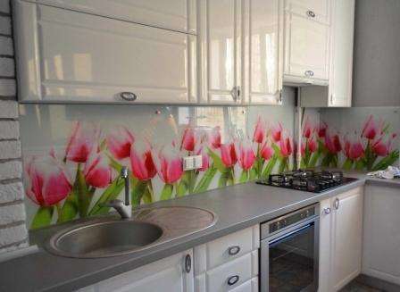 Το Skinali, ή αλλιώς μια ποδιά κουζίνας, είναι κατασκευασμένο από γυαλί. Για αυτό, οι κατασκευαστές χρησιμοποιούν διάφορους τύπους γυαλιού.