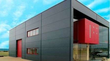 Viacvrstvové panely sú považované nielen za stavebný materiál, ale aj za vynikajúci obkladový materiál. S ich pomocou máte možnosť zmeniť dizajn budovy alebo miestnosti a dodať dizajnu originalitu.