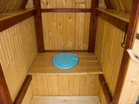 إطار مقعد المرحاض مغطى بألواح. ثم يتم قطع فتحة لحركة الأمعاء. يتم وضع دلو تحت مقعد المرحاض.