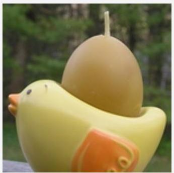 Κερί σε σχήμα αυγού Κάνουμε ένα κερί σε σχήμα αυγού από κερί με τα χέρια μας για το Pasque