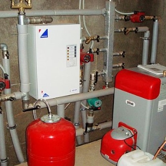 Tee-se-itse-lämmin vesilattia talon kaasukattilasta: kaaviot, laskelmat ja vaiheittainen asennus
