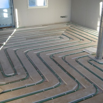 Tee-se-itse-lämmin vesilattia talon kaasukattilasta: kaaviot, laskelmat ja vaiheittainen asennus