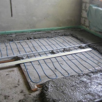 Tee-se-itse-lämmin vesilattia talon kaasukattilasta: kaaviot, laskelmat ja vaiheittainen asennus